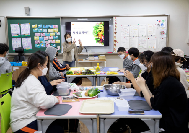Climate education paired with nutritious school meals